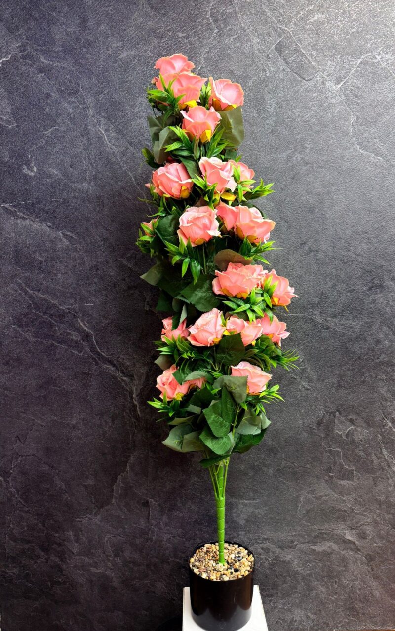 Kunstrozenboom met een serene bloementoets